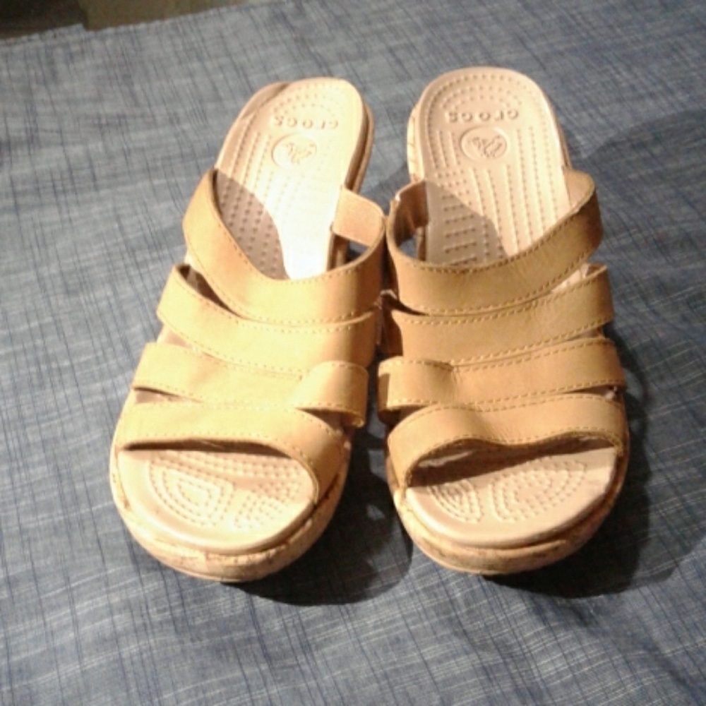 Crocs platforms tan